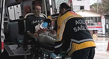 Babasını bıçakladı, ardından yardım çağırdı