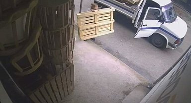 İnegöl'de iş yeri önünden paletleri böyle çaldılar