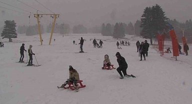 Uludağ'da kar etkisini gösterdi, kayak keyfi başladı