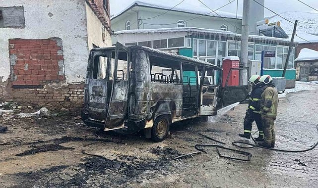İznik'te alev alan minibüs hurdaya döndü
