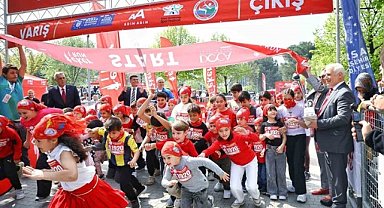 Bursa'da düzenlenen koşuda neşeli adımlar atıldı