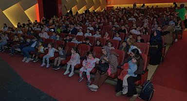 Bursa'daki 16 sahnede tiyatro gösterileri sürüyor