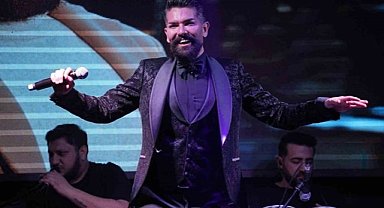 Mehmet Çevik yeni şarkısını ilk kez canlı söyledi