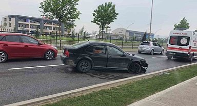 Hâkimiyeti kaybeden sürücü bariyere çarparak yaralandı