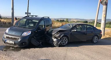 Bursa'da otomobil ile hafif ticari araç kazaya karıştı