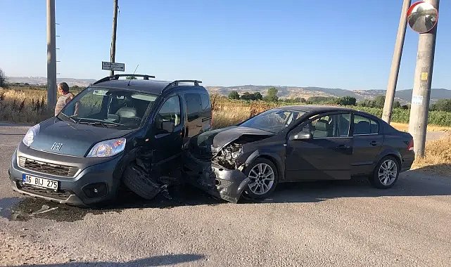 Bursa'da otomobil ile hafif ticari araç kazaya karıştı