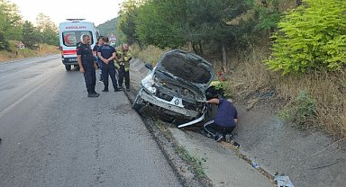 Bursa'da trafik kazası! Araç yağmur kanalına düştü