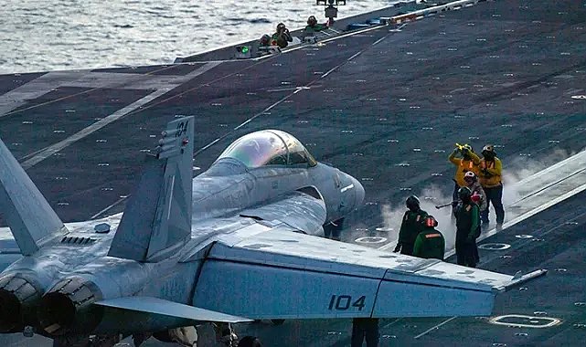ABD'nin 'Super Hornet' savaş uçağı okyanusa düştü