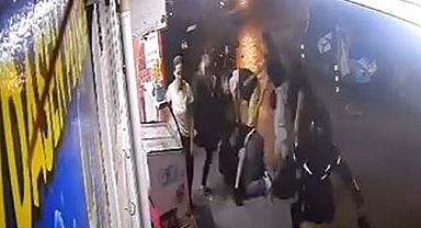 Adamların kavgasına kadın da tekme ile karıştı