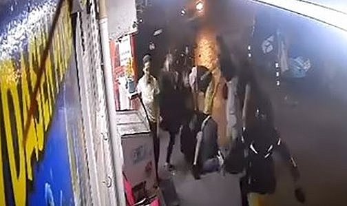Adamların kavgasına kadın da tekme ile karıştı