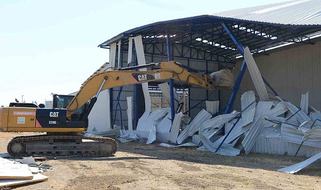 Akçalar’da 2 kaçak yapı yıkıldı