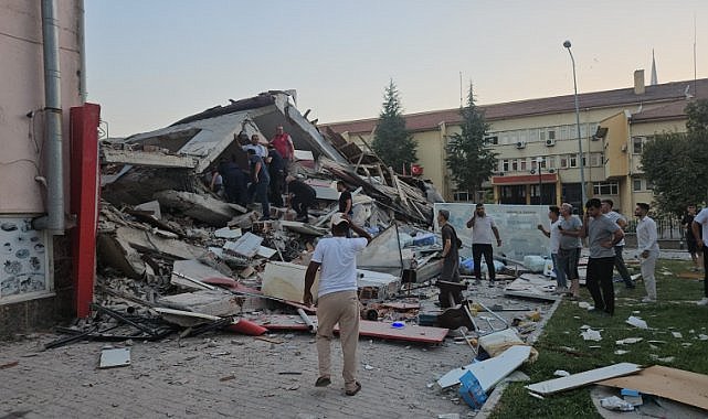Balıkesir’de bir deprem daha! Yıkılan binalar var