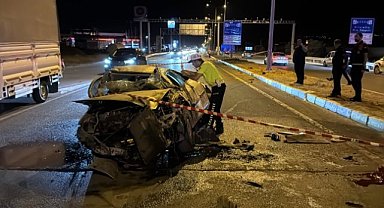Bariyere çarpan otomobil metrelerce sürüklendi: 1 ölü, 1 yaralı