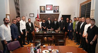 Başkan Ercan Özel, Ülkücü gençlikle omuz omuza