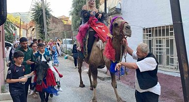 Böyle düğün görülmedi, anne deveye sünnet çocuğu Midilliye bindi