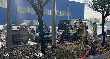 Bursa’da AVM otoparkında yangın: 6 araç kül oldu