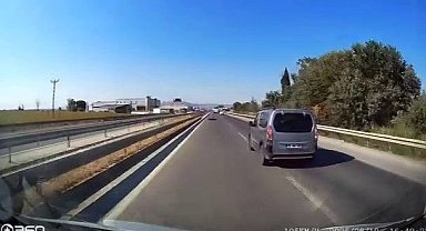 Bursa'da karayoluna atılan kamyon lastiği kaza yaptırdı