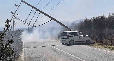 Bursa'da kontrolden çıkan kamyonet elektrik direğini yerle bir etti