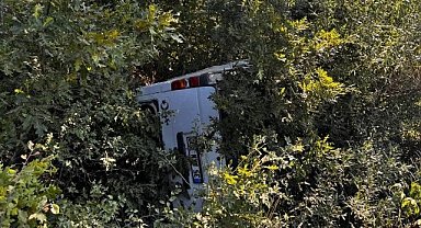 Bursa’da kontrolden çıkan minibüs şarampole yuvarlandı: 1 yaralı