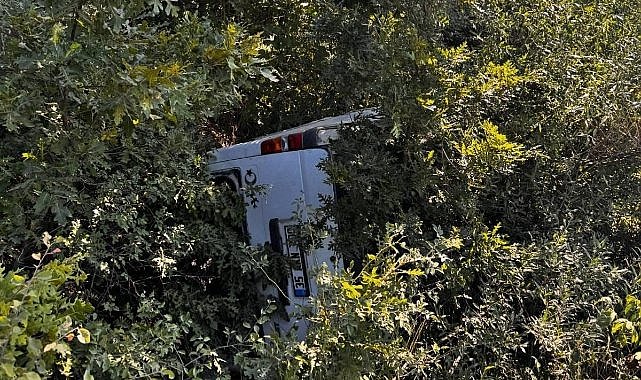 Bursa’da kontrolden çıkan minibüs şarampole yuvarlandı: 1 yaralı