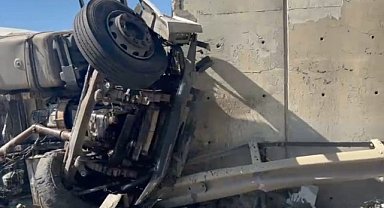 Bursa'da lastiği patlayan kamyon köprü ayağına çarptı sürücü öldü