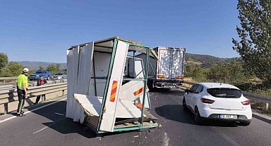 Bursa’da otomobil traktöre çarptı: 1 yaralı