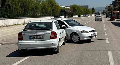 Bursa İnegöl'de 2 otomobil çarpıştı : 2 yaralı