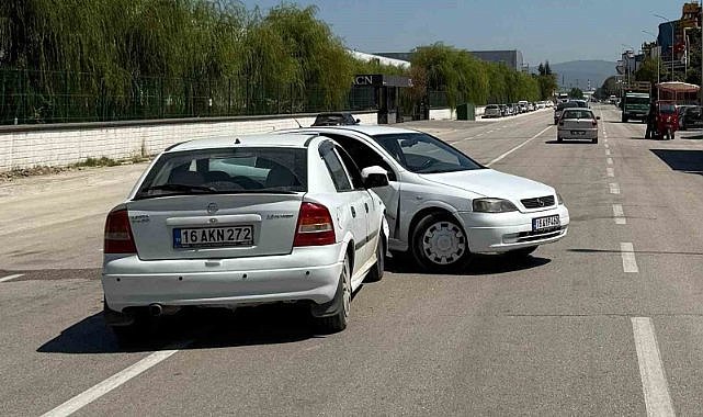 Bursa İnegöl'de 2 otomobil çarpıştı : 2 yaralı
