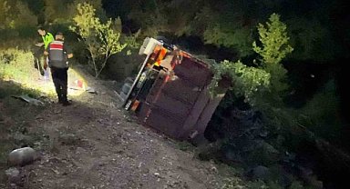 Bursa İnegöl'de kontrolden çıkan kamyon şarampole yuvarlandı: 3 yaralı