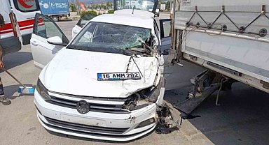Bursa İnegöl'de kontrolden çıkan otomobil benzinlikteki tıra çarptı