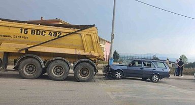 Bursa İnegöl'de otomobil kamyona çarptı: 4 yaralı