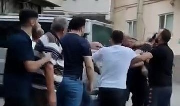 Bursa Osmangazi'de kalabalığın ortasında tekme tokat dövdüler
