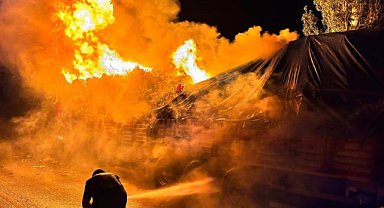 Çorum’da çöp yüklü tır alev alev yandı