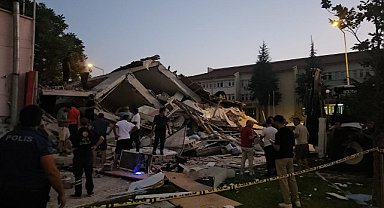 Deprem'de bir bina yıkıldı, 4 yaralı hastanede, 1 can kaybı var