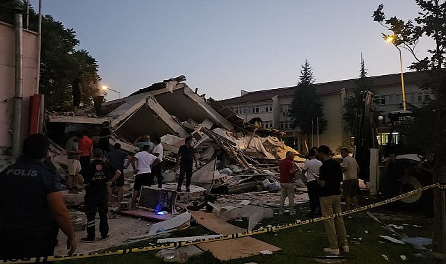 Deprem'de bir bina yıkıldı, 4 yaralı hastanede, 1 can kaybı var