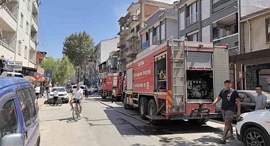İnegöl’de yıkımına başlanan apartmanda yangın çıktı