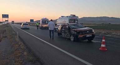 Konya'da kontrolden çıkan otomobil karşı şeride geçti: 4 yaralı