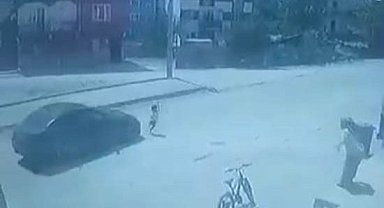 Koşarak caddeye çıkan 4 yaşındaki çocuğa otomobil çarptı
