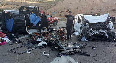 Malatya’da hafif ticari araç ile otomobil kafa kafaya çarpıştı: 4 ölü, 2 yaralı