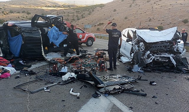 Malatya’da hafif ticari araç ile otomobil kafa kafaya çarpıştı: 4 ölü, 2 yaralı