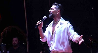 Mehmet Çevik, 20 yıl sonra ilk sahnesinde coşturdu