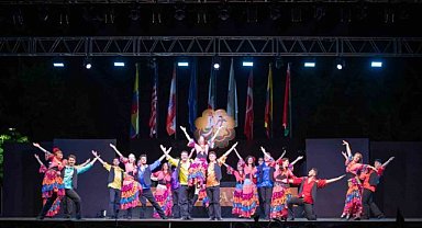 Nilüfer Halk Dansları Topluluğu İtalya’dan ödülle döndü