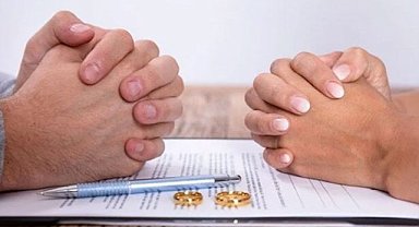 Sebepsiz yere evi terk eden eş tamamen kusurlu sayıldı