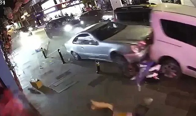 Şişli'de 17 yaşındaki sürücü 7 araca çarptı: 2 kişi ölümden koşarak kurtuldu