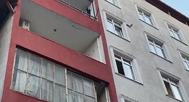 Tartıştığı ailesini rehin aldı, polisleri görünce 3'üncü kattan atladı