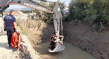 Tokat Erbaa'da gölete düşen inekler kepçe ile kurtarıldı