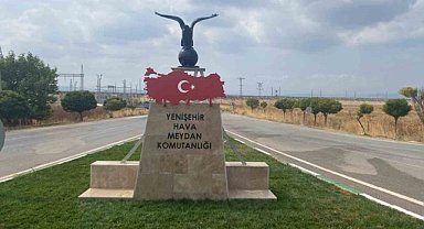 Türk Bayraklı kartal heykeline büyük ilgi