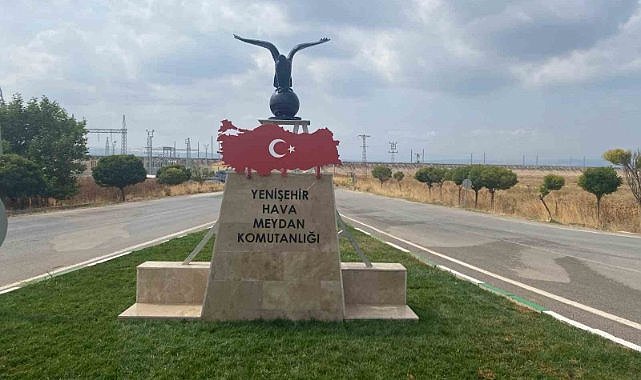 Türk Bayraklı kartal heykeline büyük ilgi