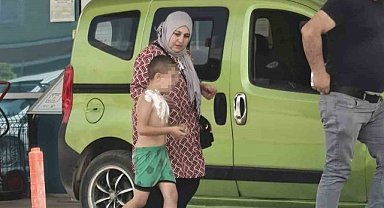 Üzerine parfüm sıkıp çakmak yakan çocuk yaralandı