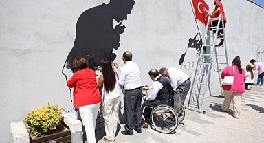 Zafer ruhu, Şehitlik Abidesi duvarlarına yansıtıldı